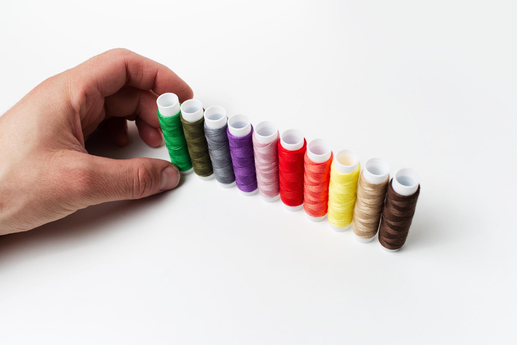 Artigiana che seleziona fili colorati
